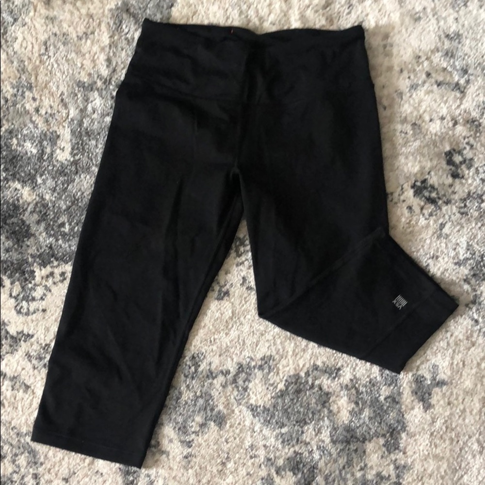 Black Victoria’s Secret Knockout Crop Leggings